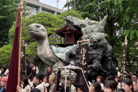 東京藝大生約70人がつくった高さ3.8mの「亀の御輿」、