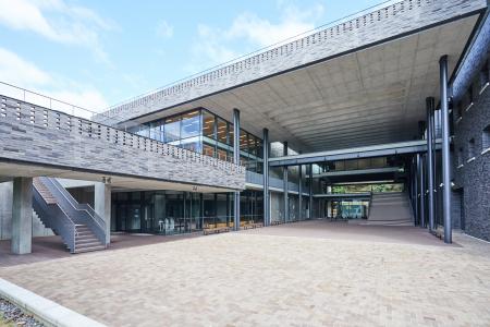 全学部の学生が集う京都産業大学「天地館」にキャリア