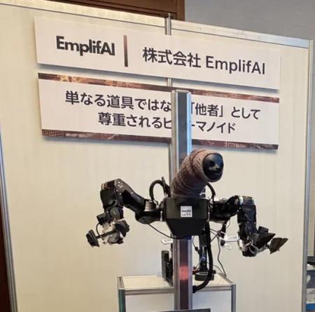 EmplifAI、表情で人と関わる双腕移動型ヒューマノイド