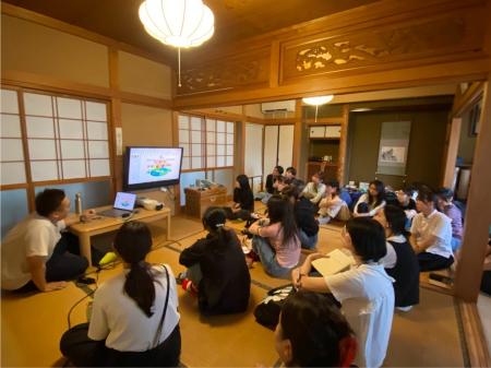 高校生から社会人まで17名が、唐津の海ごみを「拾って