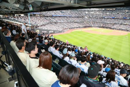 養護学校・支援学校の生徒と保護者30名を北海道日本ハ