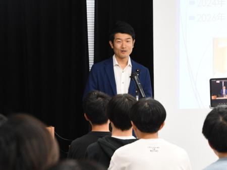公務員を目指す学生が、国や地域を支える仕事の意義を