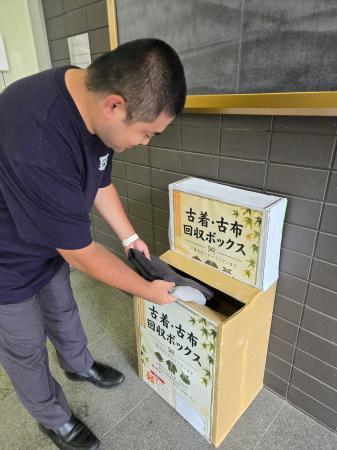 大正大学創立100周年記念事業-学内で集めた古着を一枚