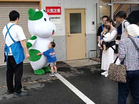 育児世帯90組が参加　大和市の配送センターで子育て応