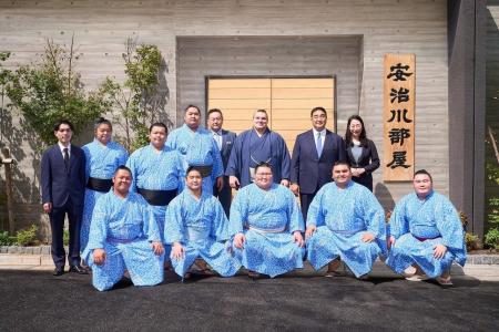 安治川部屋の関取と水天宮で記念撮影