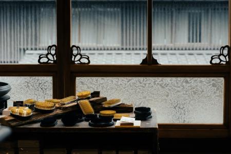京都・六角町の京町家で、抹茶を味わい、日本の道具と