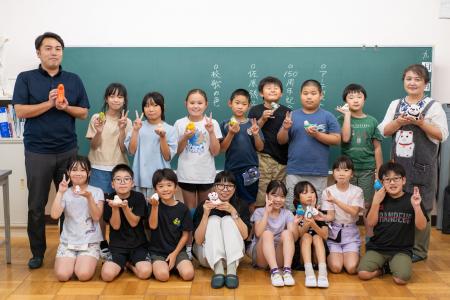 創立150周年の東大戸小学校で、卒業生アーティストと 創立150周年の東大戸小学校で、卒業生アーティストと
