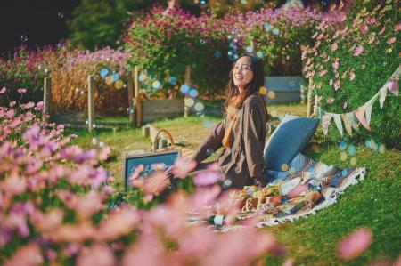 神戸の山上で、手ぶらで「おしゃピク」。秋の花々に囲