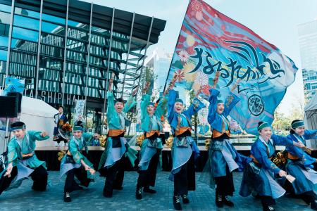 グランフロント大阪 うめきた広場で、よさこい演舞や