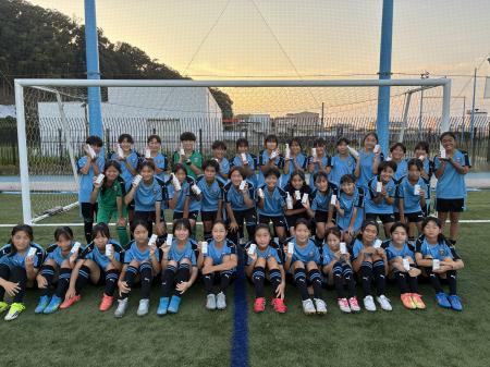 屋外で長時間活動する川崎フロンターレの女子中学生チ