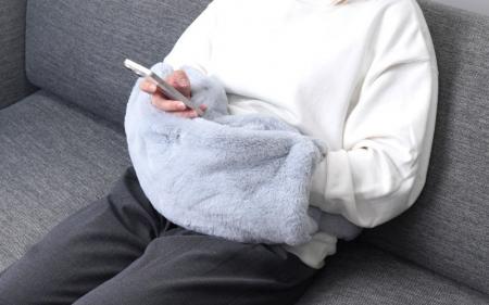 手もお腹も温めながらスマホ操作ができる「ながら暖房