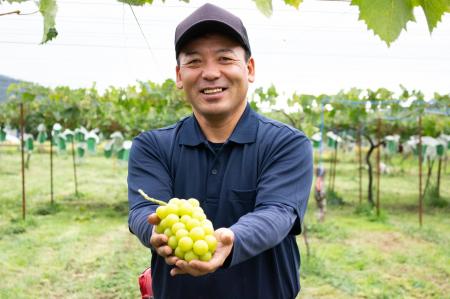 ぶどうの神様・飯塚芳幸氏のもとで修業した元商社マン ぶどうの神様・飯塚芳幸氏のもとで修業した元商社マン