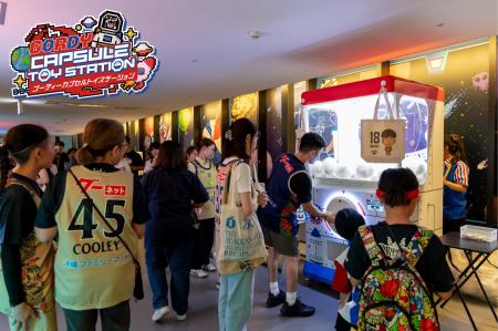琉球ゴールデンキングスに高さ2.0mの巨大ガチャ「モン 琉球ゴールデンキングスに高さ2.0mの巨大ガチャ「モン