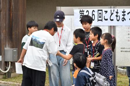 企画も値付けも決めるのは小中高生8人 40年続く団体の