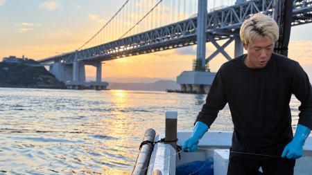 産地直送を進めるN・I、鳴門でハマチの一本釣り漁を視 産地直送を進めるN・I、鳴門でハマチの一本釣り漁を視