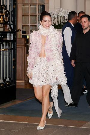 【Dior】ディオールを着用したロザリアの姿をパリでキ
