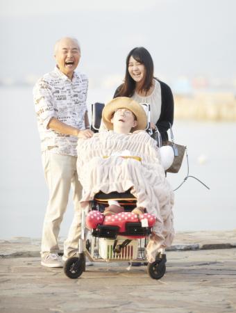 光文社、写真家が見つめた「植物状態」の妻と生きる夫