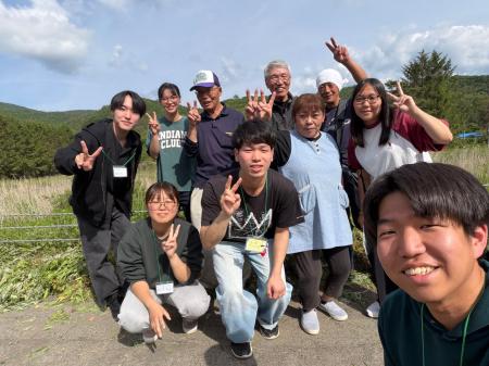 岩手・葛巻町の集落に1年通い続けた学生5名が、住民と 岩手・葛巻町の集落に1年通い続けた学生5名が、住民と