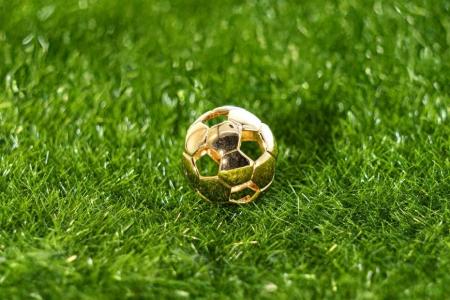 サッカーボールは、蹴るだけじゃない。耳元に、胸元に