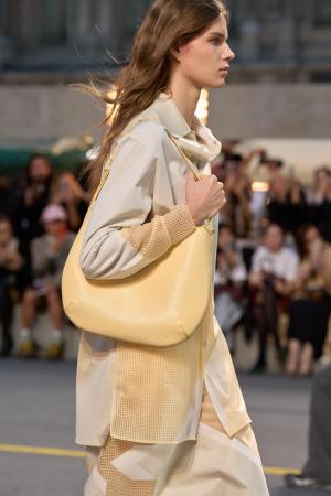 【ルイ・ヴィトン】しなやかなシルエットと調和する、