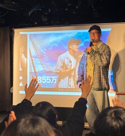 アーティスト・ずま(虹色侍)さんが来校トーク&ライ アーティスト・ずま(虹色侍)さんが来校トーク&ライ