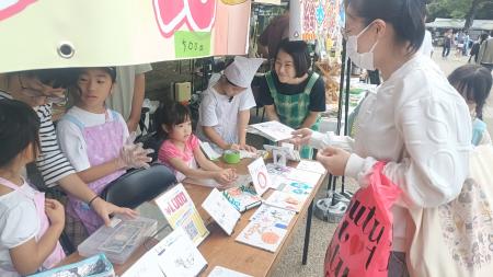 AI時代に「自分で稼ぐ」体験を。小学生が自作の絵本と