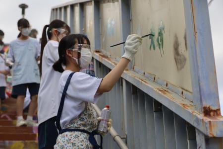撤去前の歩道橋をキャンパスに保育園児と中学生が「感