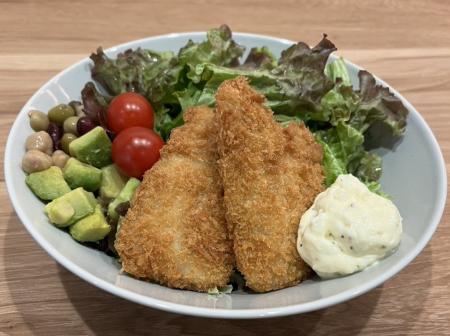 三陽食堂と共同開発、自慢のアジフライと野菜を味わう
