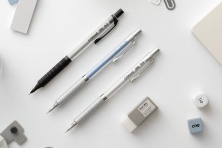 ノック1回で書き出せるシャープペン「オレンズ メタル