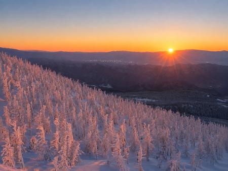 冬の蔵王、夕日と樹氷ライトアップが交差する特別な30 冬の蔵王、夕日と樹氷ライトアップが交差する特別な30