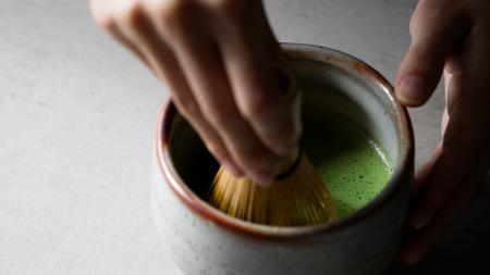 金沢・ひがし茶屋街に、立ったまま楽しむ「抹茶体験」