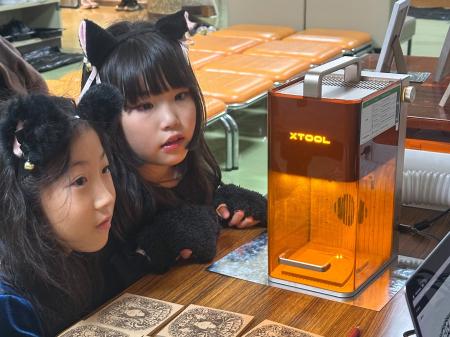 AIで仮装姿の似顔絵に！約5分でレーザー彫刻！『ちと