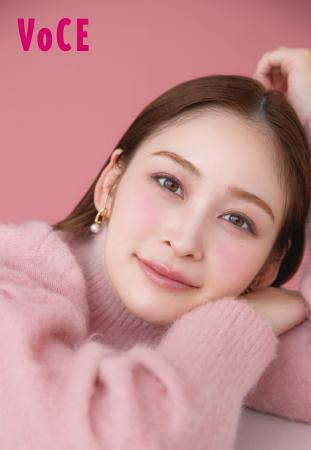 フリーアナウンサーの岩田絵里奈さんがVOCE12月号に登