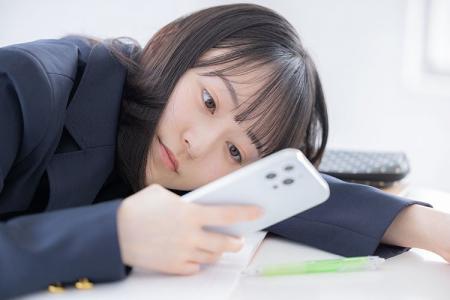 【調査結果】小中学生の8割以上が「友だち関係で悩ん