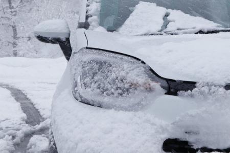 “LEDヘッドライトに雪が付いて暗い”悩みに、着雪を抑