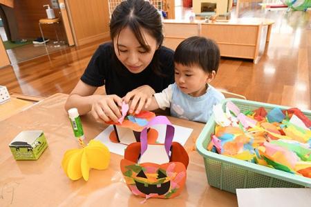 高槻市の子育て支援施設でハロウィーンを前に工作を楽