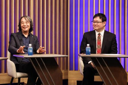 ミステリー作家の有栖川有栖さんと米澤穂信さんが対談