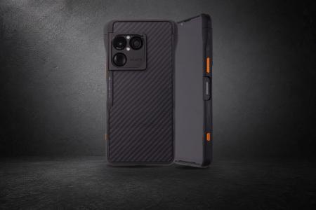 電波への影響を抑えた、削り出しのG10バンパー。Made 