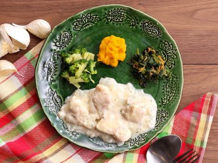 鶏もも肉をホワイトソースで包み込んだ「とろけutf-8 鶏もも肉をホワイトソースで包み込んだ「とろけutf-8