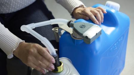 【業界初】電池交換不要！1分充電ですぐ使える灯油か