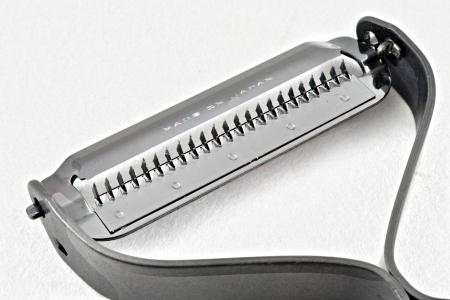 眼鏡や腕時計の表面処理の技術を、ピーラーの刃に。燕