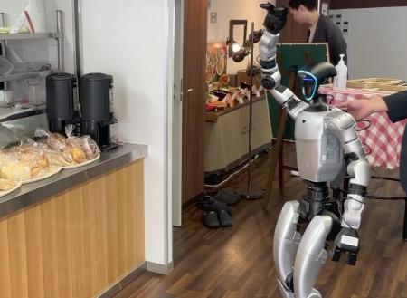 カクイチ、新卒総合職として迎えるヒューマノイド「宮