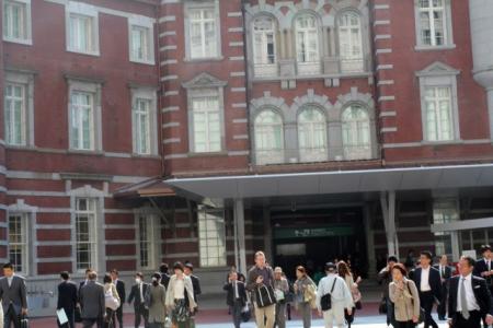 東京駅丸の内駅舎前を行き交う人々。季節の変わり...
