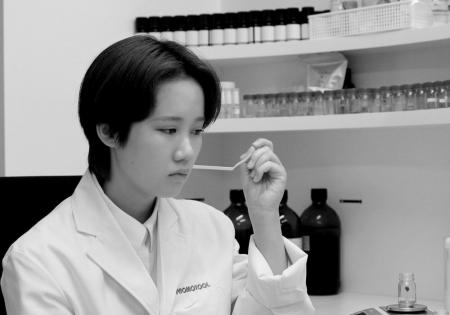 プロモツール、調香師育成コース第2期生として箕輪奈 プロモツール、調香師育成コース第2期生として箕輪奈