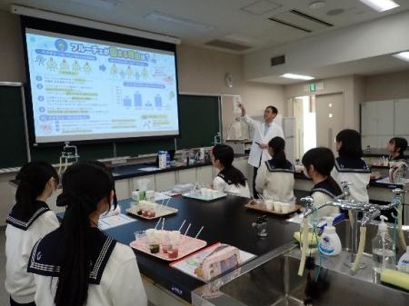土曜日、学校は「学びのハブ」になる　生徒が自utf-8