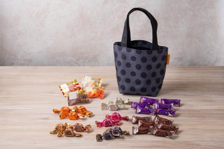 ブラックのオリジナルバッグにチョコレートや焼き菓子 ブラックのオリジナルバッグにチョコレートや焼き菓子