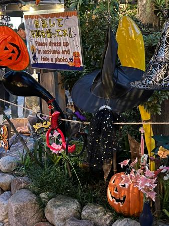 温泉で、ハロウィン。― 別府・ひょうたん温泉が館内を