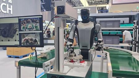 人型ロボットが部品を「つかんで、はめ込む」瞬間を、 人型ロボットが部品を「つかんで、はめ込む」瞬間を、
