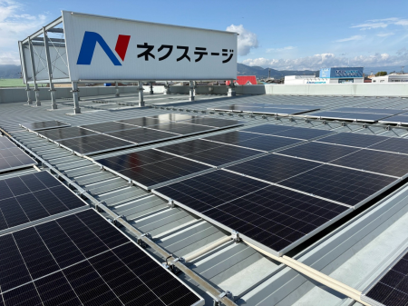 環境負荷低減に向け、18店舗の屋根上に、太陽光発電設