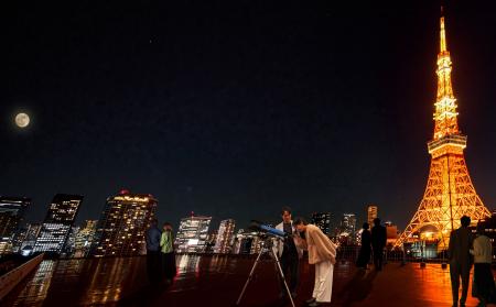 大迫力の東京タワーを間近に臨むルーフトップで天体観 大迫力の東京タワーを間近に臨むルーフトップで天体観